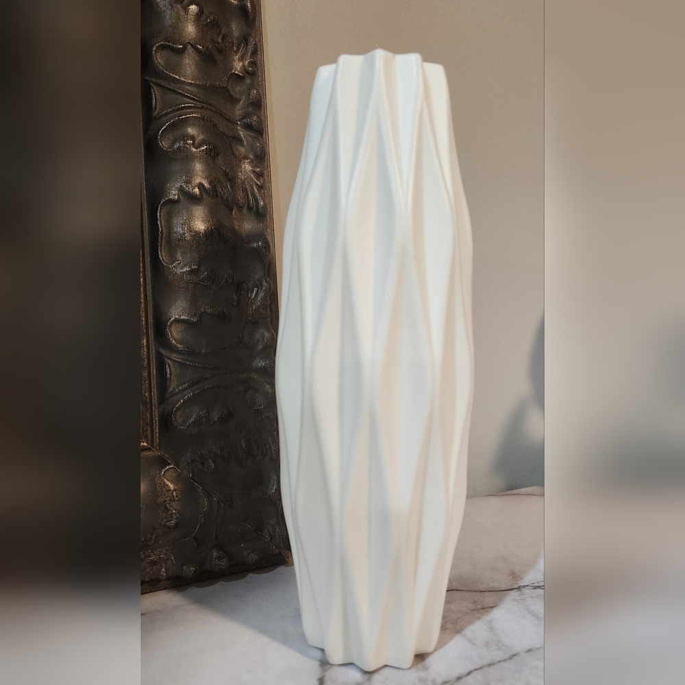 Geometric Plastic Vase - Picture 3 of 6